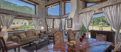 Deluxe Chalet (Melaena) | In-room safe, soundproofing, iron/ironing board, free WiFi