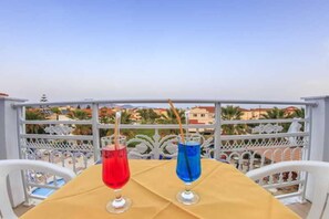 Outdoor dining - Sunshine (Zakynthos)