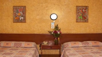 Habitación doble, 2 camas matrimoniales | Caja de seguridad en la habitación y wifi gratis