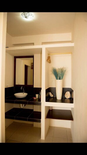 Romantic Room, Ocean View, Oceanfront | Bathroom | Shower, towels - Boca Beach Resort Club (Crucita)