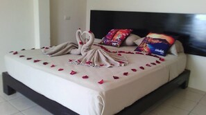 Quarto romântico, vista para o oceano, de frente para o oceano | Roupas de cama premium, escrivaninha, Wi-Fi de cortesia