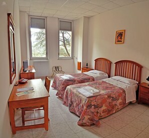 Triple Room | Bar mini, meja, katil lipat simpan/tambahan, Wi-fi percuma 