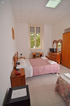 Habitación con 2 camas individuales | Minibar, escritorio, camas extra y wifi gratis 