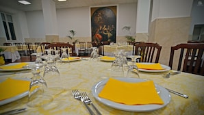 Lunsj og middag serveres
