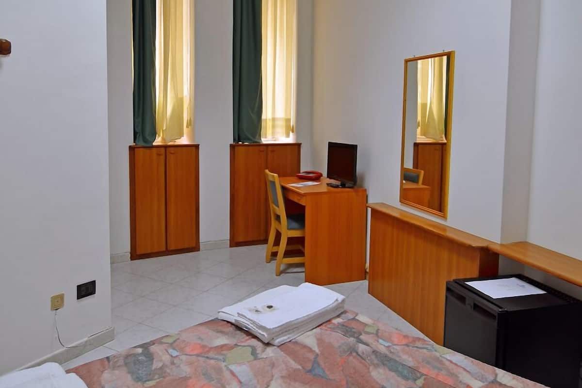 Double Room | Minibar, desk, rollaway beds, free WiFi