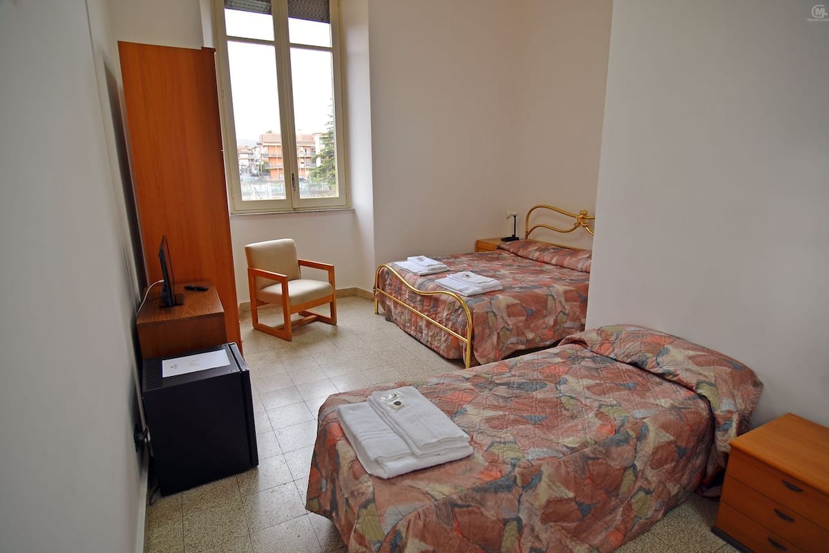 Classic Quadruple Room | Minibar, desk, rollaway beds, free WiFi
