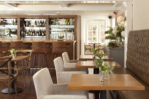 2 restaurants, dinner served, American cuisine