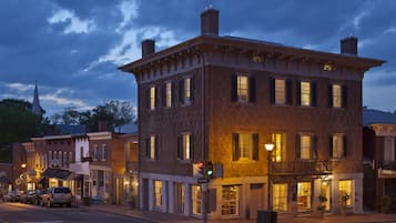 Fassade der Unterkunft – Abend/Nacht