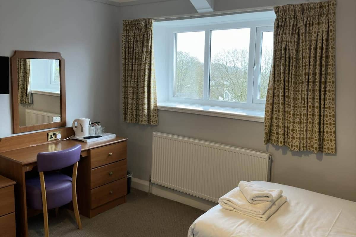 Classic Twin Room with Scenic View | Escritorio, tabla de planchar con plancha, wifi gratis y ropa de cama