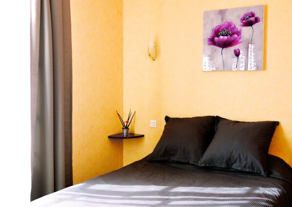Habitación básica doble | Escritorio, cunas, camas extra y wifi gratis 
