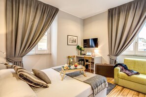 Minibar, in-room safe, desk, soundproofing - TLV Navona (Rome)