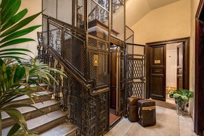 Interior - TLV Navona (Rome)