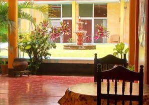 Se sirven desayunos, almuerzos y cenas; cocina mexicana