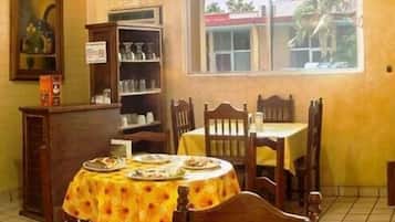 Se sirven desayunos, comidas, cenas y cocina mexicana