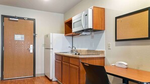 Standard Studio, Non Smoking, Refrigerator & Microwave | Dapur peribadi | Peti sejuk/penyejuk beku saiz penuh, ketuhar gelombang mikro, dapur 