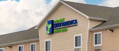 Um hotel com uma placa indicando Extended Stay America Select Suites.