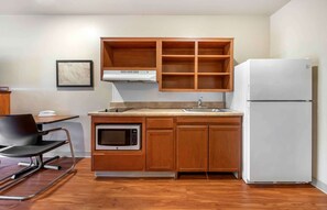 Desk, laptop workspace, iron/ironing board, free WiFi - Extended Stay America Select Suites - Grand Rapids - Wyoming (Wyoming)