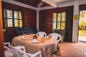 Televisión de pantalla plana, mesa de ping pong