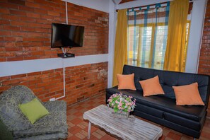 Televisión de pantalla plana, mesa de ping pong