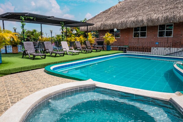 Una piscina al aire libre