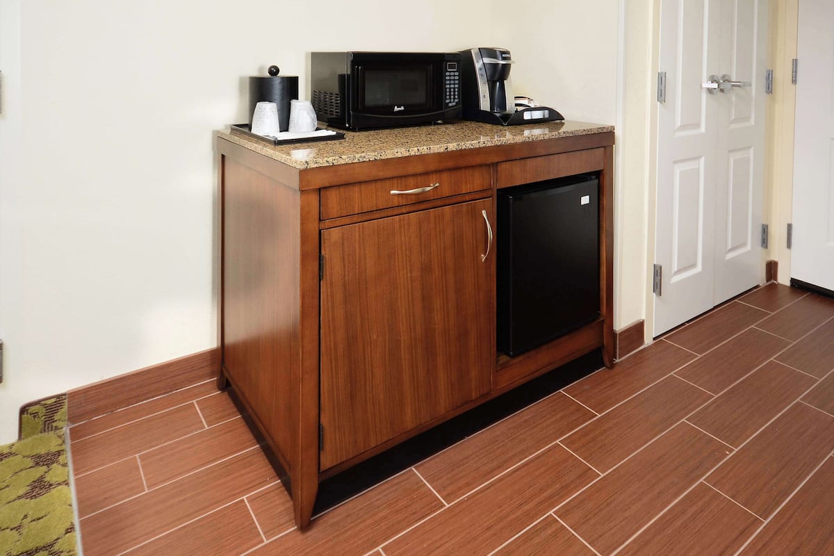 1 bedroom, premium bedding, in-room safe, desk