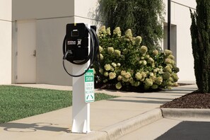 Eine Ladestation für Elektroautos mit einem Schild, das anzeigt, dass sie ausschließlich zum Aufladen für Elektrofahrzeuge bestimmt ist.