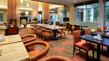 Café da manhã feito na hora todos os dias mediante uma taxa