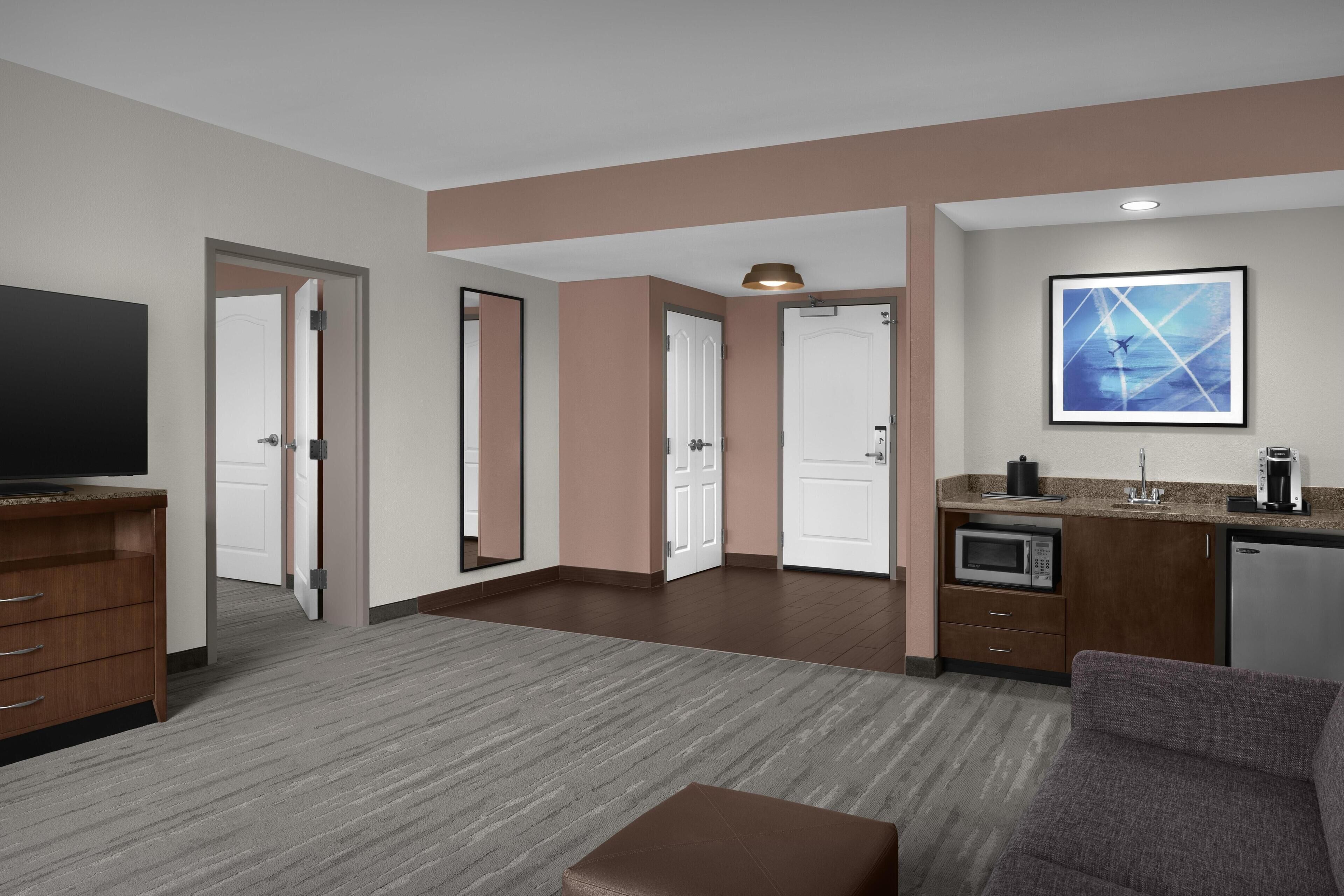 Suite, 1 King Bed, Accessible, Non Smoking (Hearing Impaired) | Minibar