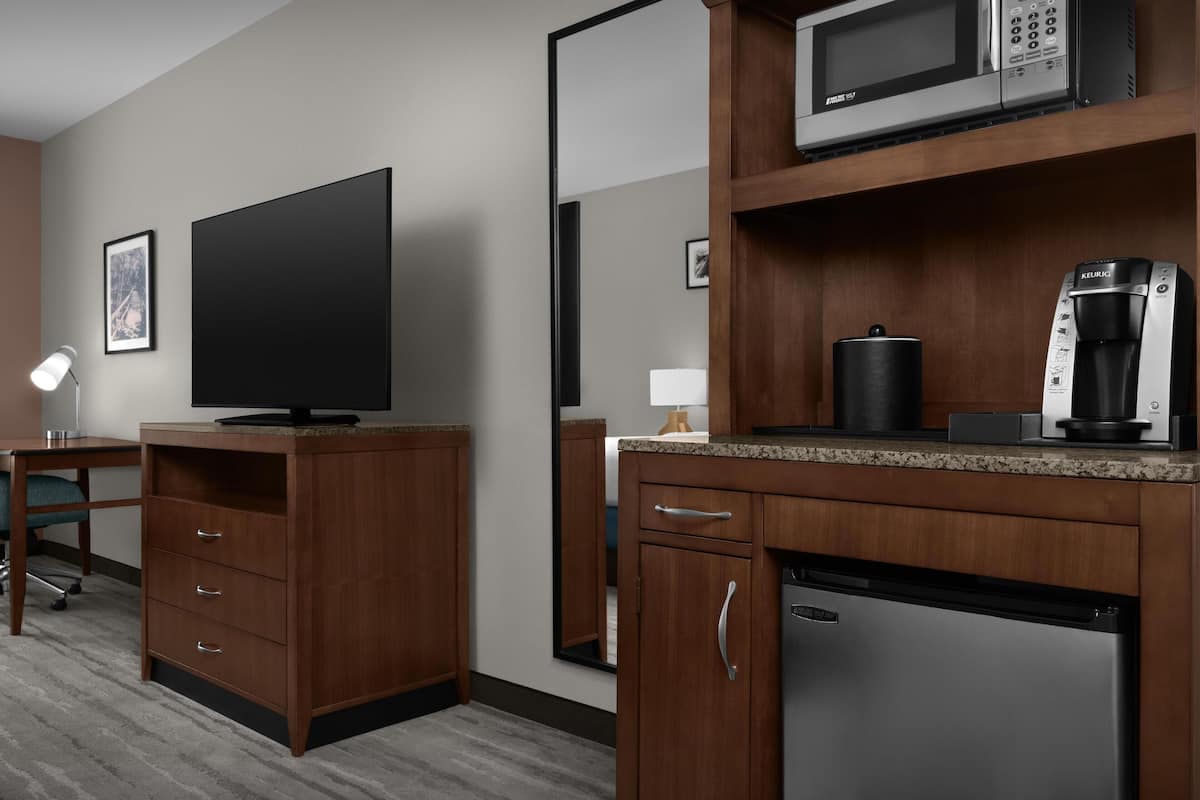Roupas de cama premium, escrivaninha, espaço de trabalho para notebook