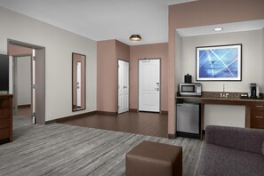 Habitación, 1 habitación, con acceso para personas discapacitadas (Tub) | Área de sala de estar | Televisión de pantalla plana de 55 pulgadas con canales vía satélite 