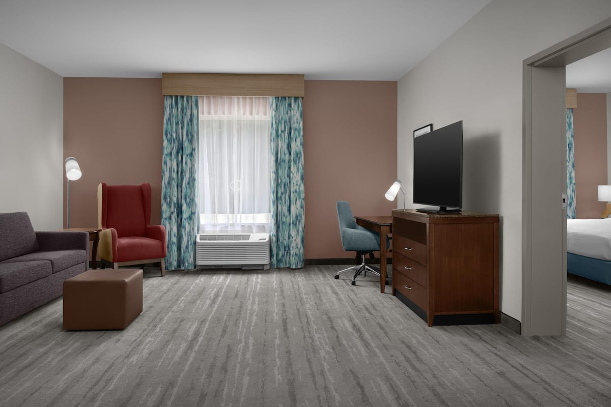 Suite, 1 King Bedroom, Accessible (Tub) | Area keluarga | Televisi layar datar 55-inci dengan saluran TV satelit dan Netflix