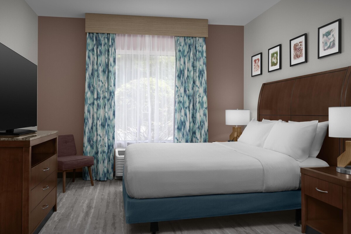 Suite, 1 King Bedroom, Accessible (Tub) | Ropa de cama de alta calidad y escritorio 