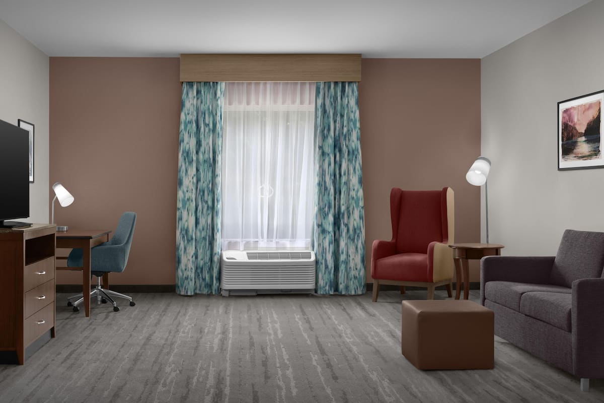Suite, 2 Tempat Tidur Queen, akses difabel (Tub) | Area keluarga | Televisi layar datar 55-inci dengan saluran TV satelit dan Netflix