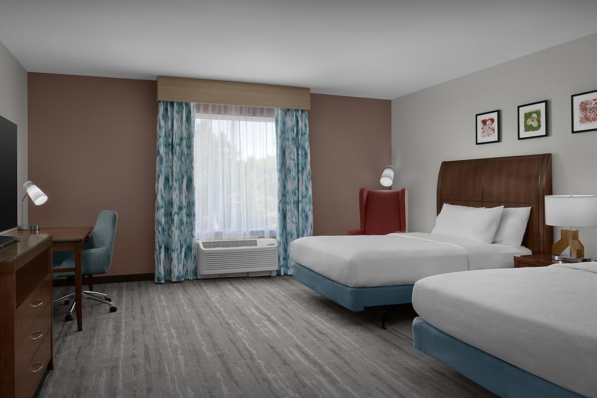 Kamar, 2 Tempat Tidur Queen, akses difabel (Tub) | Seprai premium, meja kerja, dan ruang kerja ramah laptop