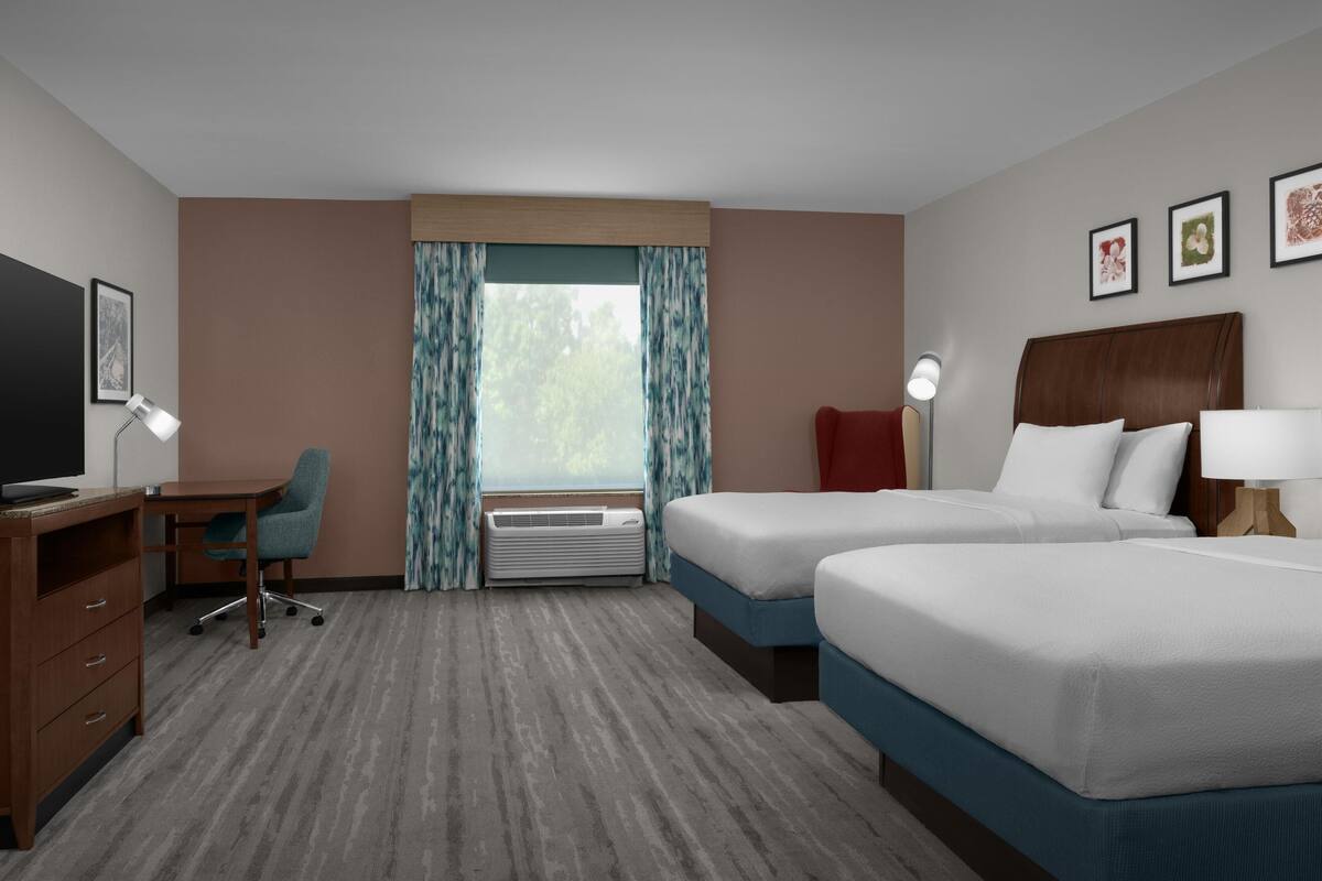 Kamar, 2 Tempat Tidur Queen, akses difabel, Bebas Asap Rokok (Hearing Impaired) | Seprai premium, meja kerja, dan ruang kerja ramah laptop