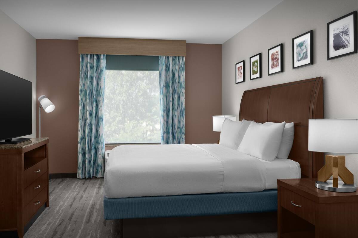Suite, 1 Tempat Tidur King, akses difabel, Bebas Asap Rokok (Hearing Impaired) | Seprai premium, meja kerja, dan ruang kerja ramah laptop