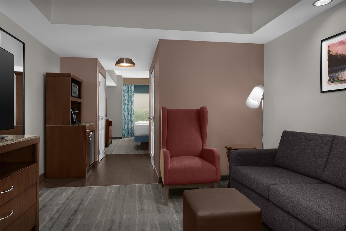 Suite, 2 Queen Beds, Non Smoking (Galley) | Area keluarga | Televisi layar datar 55-inci dengan saluran TV satelit dan Netflix
