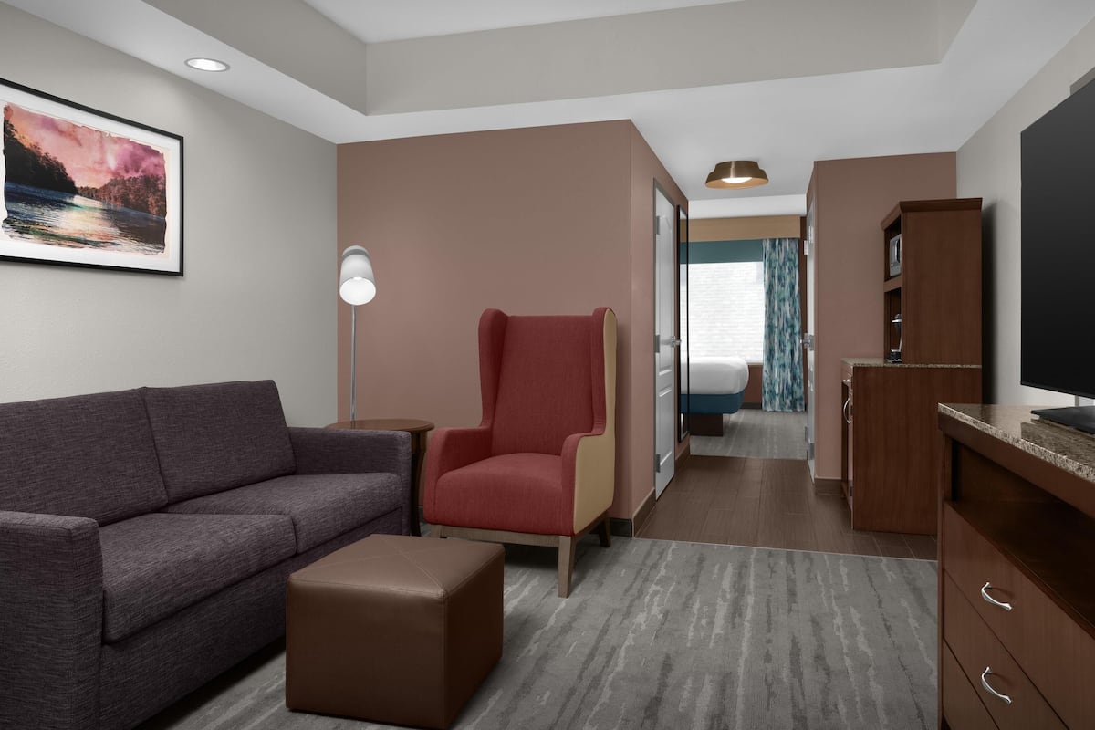 Suite, 1 King Bed, Non Smoking (Galley) | Area keluarga | Televisi layar datar 55-inci dengan saluran TV satelit dan Netflix