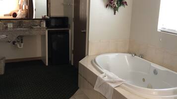 Combined shower/bathtub, free toiletries, hair dryer, towels