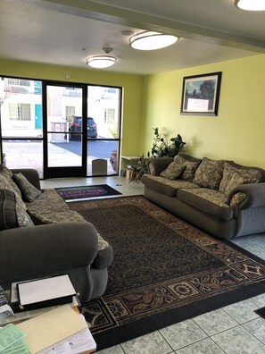 Interior entrance - Cloverdale Wine Country Inn & Suites (Cloverdale)