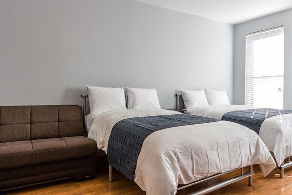 Cofres nos quartos, escrivaninha, espaço de trabalho para notebook