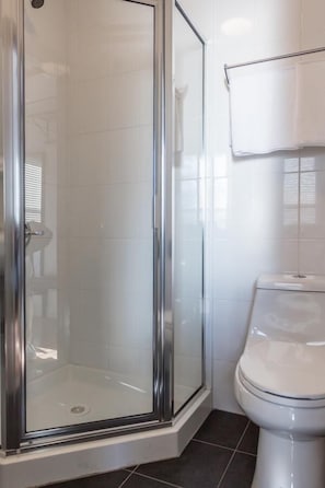 Douche, articles de toilette gratuits, sèche-cheveux