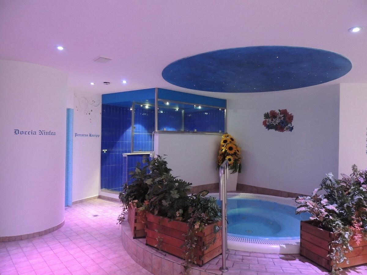 Indoor spa tub