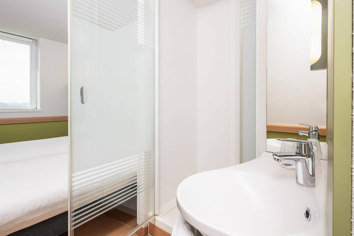 Suihku, ympäristöystävälliset hygieniatuotteet, hiustenkuivaaja