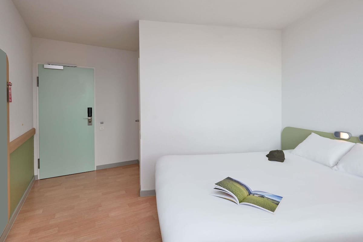 Chambre, 1 lit double, accessible aux personnes à mobilité réduite | Bureau, chambres insonorisées, Wi-Fi gratuit, draps fournis