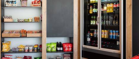 Zona de exhibición de snacks y bebidas, con diversas opciones empaquetadas.
