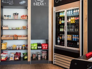 Zona de exhibición de snacks y bebidas, con diversas opciones empaquetadas.