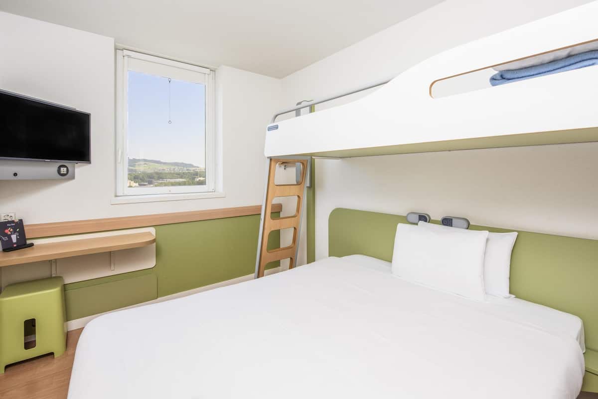Desk, soundproofing, free WiFi, bed sheets