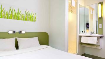 Escritorio, sistema de insonorización, wifi gratis y ropa de cama