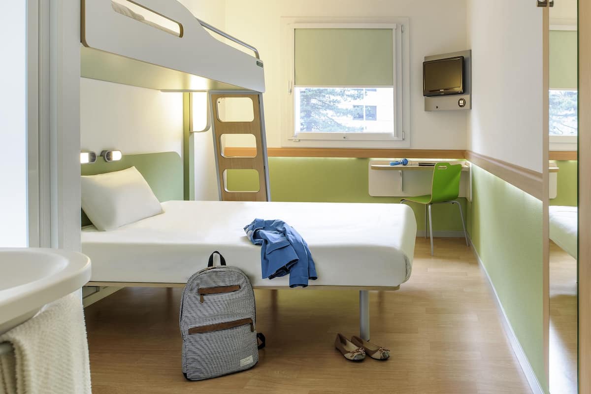 Quarto triplo, várias camas | Escrivaninha, quartos à prova de som, Wi-Fi de cortesia, roupa de cama
